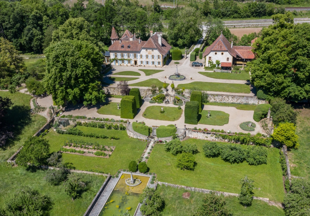 Château Souaillon Bildaufnahme von oben - das schönste Weinschloss mit Barockgarten im Kanton Neuenburg